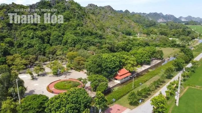 Mùa xuân và mùa thu, khi tiết trời dịu mát, cây cối xanh tươi, cũng là lúc Động Từ Thức khoác lên mình vẻ đẹp trong trẻo và đầy sức sống. Giữa lưng núi, cây Gắm “võng tiên” cứ thế trở thành một nét chấm phá độc đáo, thu hút du khách đến khám phá nơi đây.