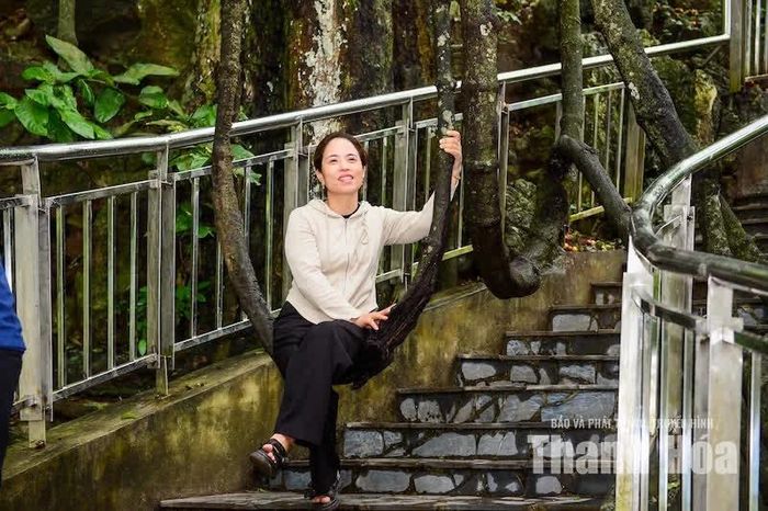 “Võng tiên” trở thành điểm nghỉ chân, check-in của du khách khi đến với Động Từ Thức.