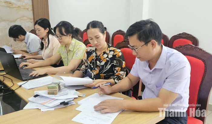 Các hộ dân đồng thuận nhận nhận tiền đền bù và bàn giao mặt bằng cho UBND xã Hoằng Thanh.