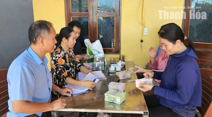 Cán bộ, công chức xã Hoằng Thanh đến tận nhà chi trả tiền đền bù GPMB cho gia đình chị Hoàng Thị Bích Hạnh