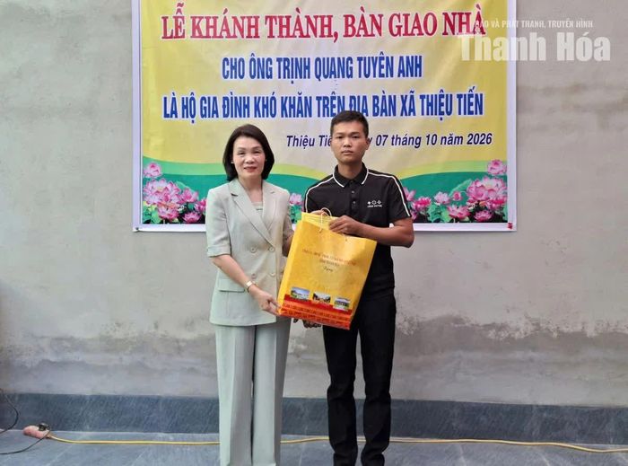 Phó Chủ tịch Thường trực Ủy ban MTTQ tỉnh Đỗ Thị Toán trao quà cho gia đình ông Trịnh Quang Tuyên Anh.