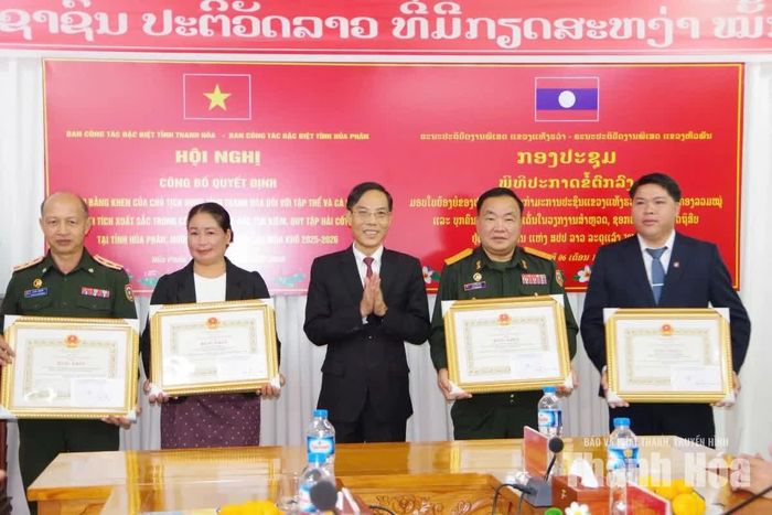 Phó Chủ tịch UBND tỉnh Thanh Hóa Đầu Thanh Tùng trao Bằng khen của Chủ tịch UBND tỉnh Thanh Hóa cho các tập thể, cá nhân.