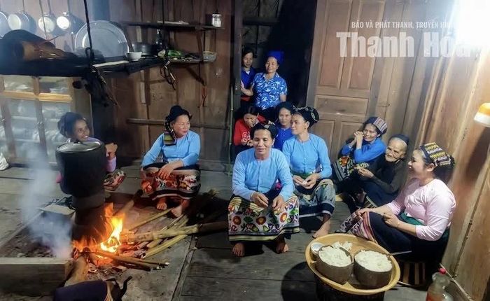 Con cháu trong gia đình, dòng họ tụ tập bên nhau để chuẩn bị cho lễ “cẳm đỏi”.
