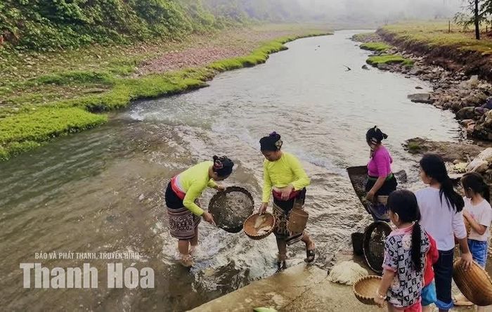 Bà con ra suối bắt cá về chế biến làm mâm cơm cúng tổ tiên ngày “cẳm đỏi”.