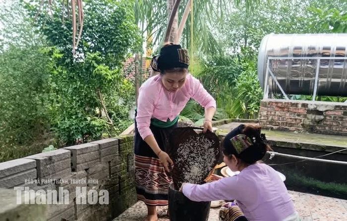 Chị Vi Thị Luyến (người đứng) thôn Bọng Nàng, xã Xuân Chinh chuẩn bị gạo nếp đồ xôi.