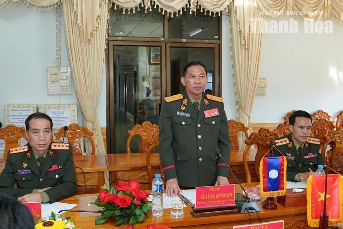 Thiếu tướng Khăm Mương Khột Vông Khun, Ủy viên Ban Thường vụ Tỉnh ủy, Chỉ huy trưởng Bộ Chỉ huy Quân sự tỉnh Hủa Phăn phát biểu tại Hội đàm.