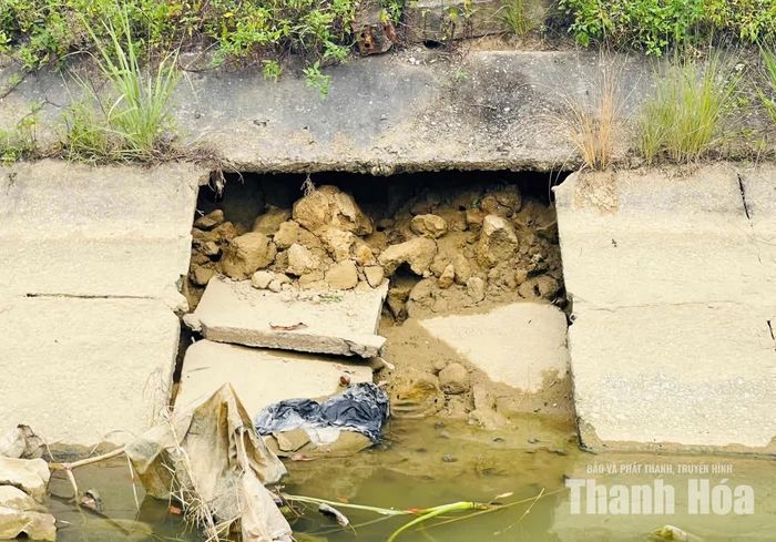 Một số tấm bê tông gần như mất liên kết với nền, có thể tiếp tục sạt trượt khi mưa lớn hoặc khi dòng nước chảy mạnh. Nếu không được sửa chữa kịp thời, những hư hỏng hiện nay có nguy cơ lan rộng, nhất là trong mùa mưa bão.
