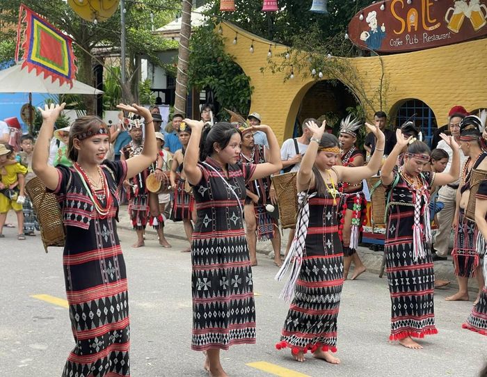 Điệu múa truyền thống của các cô gái dân tộc Cơ Tu được biểu diễn thường xuyên tại các điểm du lịch nổi tiếng. Ảnh: Ngô Anh Văn
