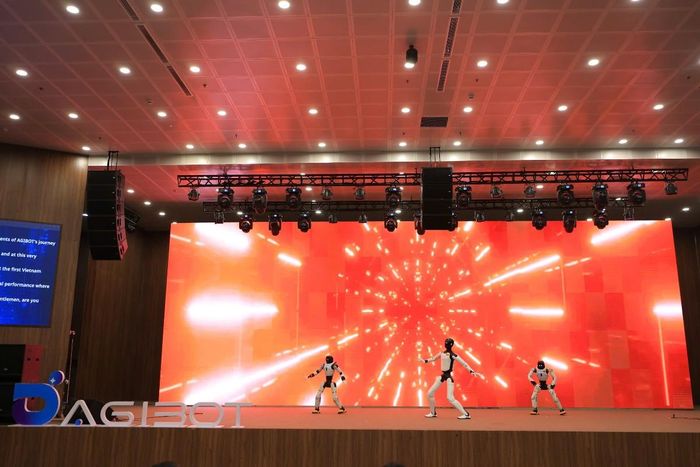 Tại Hội nghị AI hiện thân Việt Nam lần thứ nhất với chủ đề “Kỷ nguyên năng suất mới của AI hiện thân: Việt Nam – Trụ cột Đông Nam Á” do Trung tâm Đổi mới sáng tạo Quốc gia (NIC), AGIBOT, Tập đoàn Giáo dục Công nghệ Cự đại (Great Education Technology Group) và ECOLIV Technology phối hợp tổ chức mới đây, AGIBOT đã trình diễn các dòng robot hình người, robot bốn chân và robot bánh xe ứng dụng trong công nghiệp và giáo dục. Ảnh: NIC.