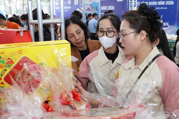 Công nhân mua sắm tại Chợ Tết Công đoàn năm 2026. Ảnh: Ngọc Ánh.