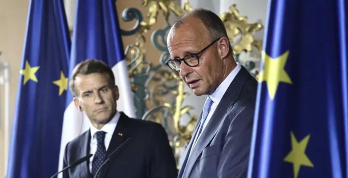 Tổng thống Pháp Emmanuel Macron (trái) và Thủ tướng Đức Friedrich Merz - Ảnh: DPA/DW.