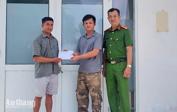 Ông Trần Văn Phúc (giữa) trao lại 62 triệu đồng cho ông Dương Văn Lợi dưới sự chứng kiến của Công an xã Mỹ Thuận.