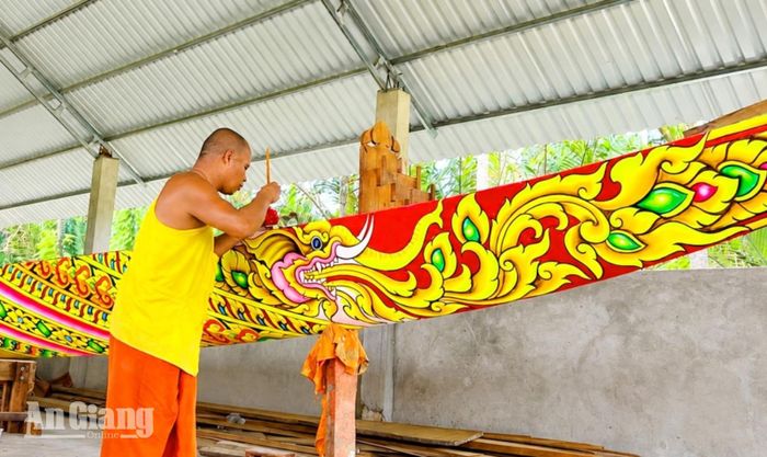 Những họa tiết mang đậm sắc màu Khmer dần hoàn thiện trên thân chiếc ghe Ngo mới tại chùa Tà Mum.