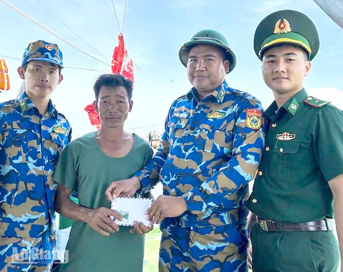 Cán bộ, chiến sĩ Hải đoàn Biên phòng 28 hỗ trợ ngư dân bị chìm tàu.