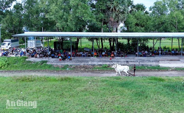 Nhiều người dân có mặt từ sớm để theo dõi các đội luyện tập.