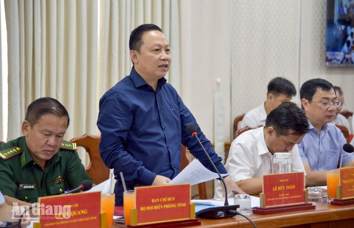 Giám đốc Sở Nông nghiệp và Môi trường tỉnh An Giang Lê Hữu Toàn báo cáo tại phiên họp.