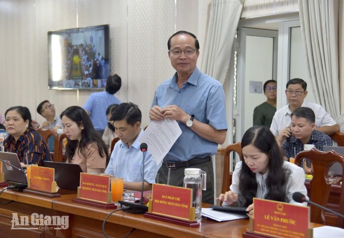 Trưởng Ban Kinh tế - Ngân sách HĐND tỉnh An Giang Ngô Hen phát biểu ý kiến về các nội dung dự kiến trình HĐND tỉnh.