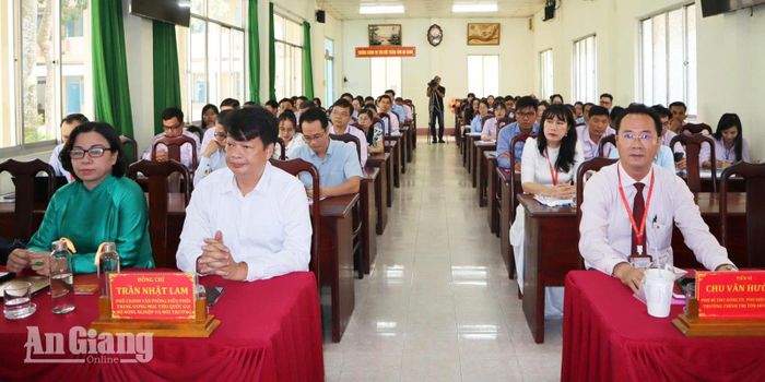 Đại biểu dự lễ khai giảng và giảng thử nghiệm chuyên đề “Phát triển kinh tế tập thể ở cơ sở”.