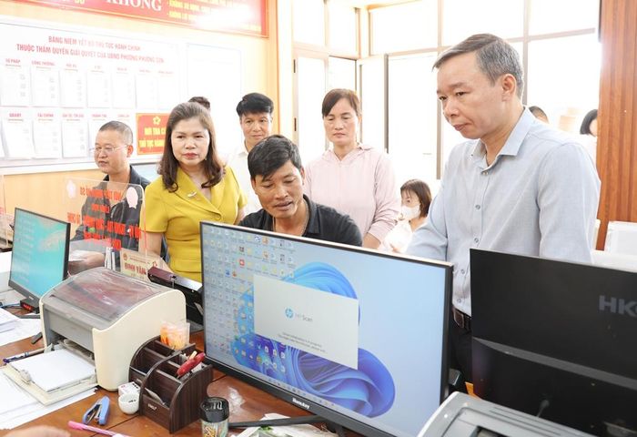  Đồng chí Lâm Thị Hương Thành thăm Trung tâm Phục vụ hành chính công phường Phượng Sơn. 