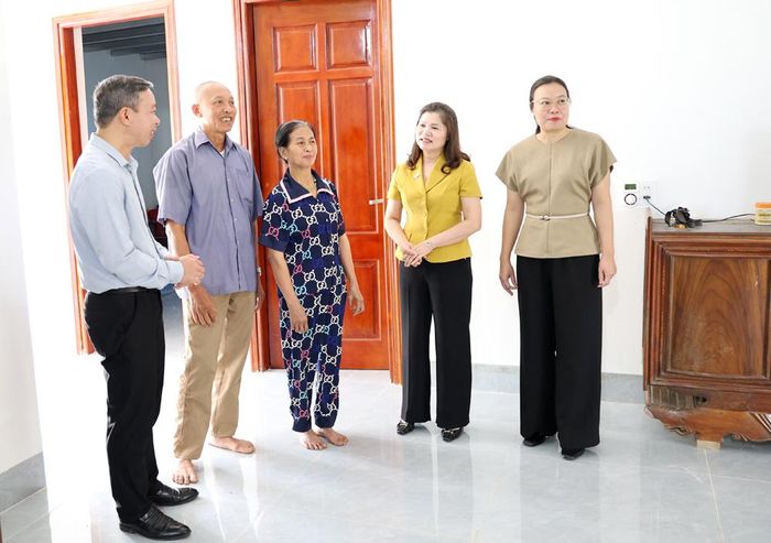  Đồng chí Lâm Thị Hương Thành cùng các đại biểu thăm nhà Đại đoàn kết vừa khánh thành của gia đình ông Nguyễn Văn Đào. 
