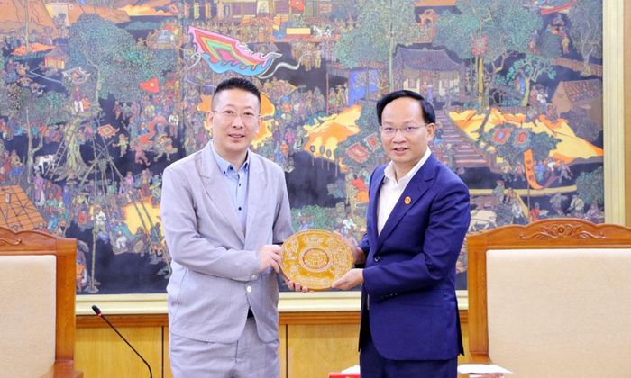 Đồng chí Phạm Văn Thịnh tặng quà lưu niệm cho ông Chen Dong. 