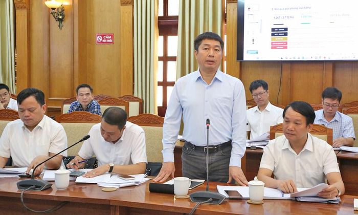  Đại diện nhà đầu tư phát biểu. 