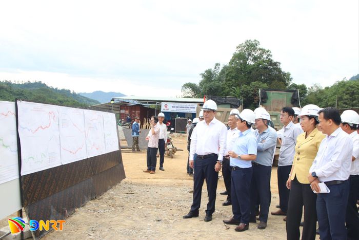 Ủy viên Trung ương Đảng, Phó Bí thư Thường trực Thành ủy Nguyễn Khắc Toàn (hàng đầu, bên trái) kiểm tra tiến độ thi công dự án quốc lộ 14D vào tháng 9/2026. Ảnh: TRỌNG HUY