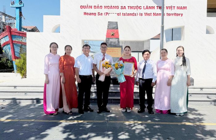 Nguyễn Văn Hiệu và Võ Thị Thùy Dung được Chi bộ Đặc khu Hoàng Sa tổ chức Lễ kết nạp Đảng trong cùng một ngày. Ảnh: H.S