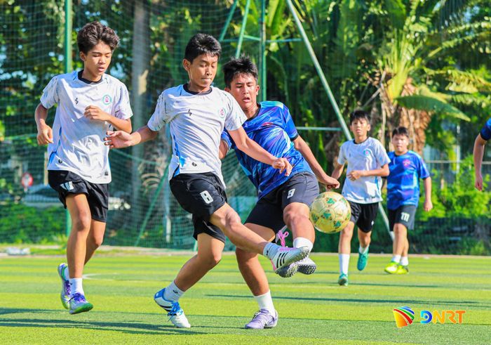 Học sinh Trường THCS và THPT Nguyễn Khuyến tranh tài môn bóng đá. Ảnh: NGUYÊN KHANG