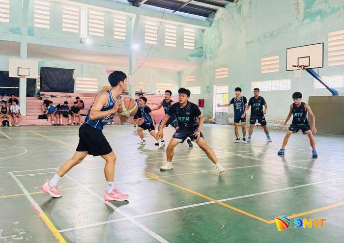 Học sinh Trường THPT Hoàng Hoa Thám thi đấu bóng rổ. Ảnh: NGUYÊN KHANG