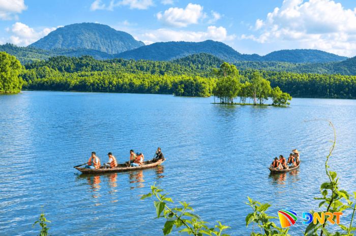 Hồ Thạch Bàn (xã Thu Bồn) là không gian thiên nhiên vùng ven Khu di tích Mỹ Sơn. Ảnh: VĨNH LỘC