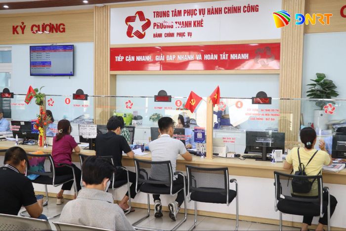 Đội ngũ cán bộ, công chức giữ vai trò then chốt nâng cao hiệu lực, hiệu quả của nền công vụ. Trong ảnh: Giải quyết thủ tục hành chính tại Trung tâm Phục vụ hành chính công phường Thanh Khê. Ảnh: HỮU ANH