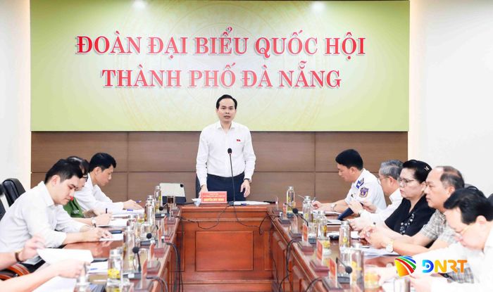 Phó Trưởng đoàn chuyên trách Đoàn đại biểu Quốc hội thành phố Nguyễn Duy Minh phát biểu tại hội nghị. Ảnh: NGỌC PHÚ