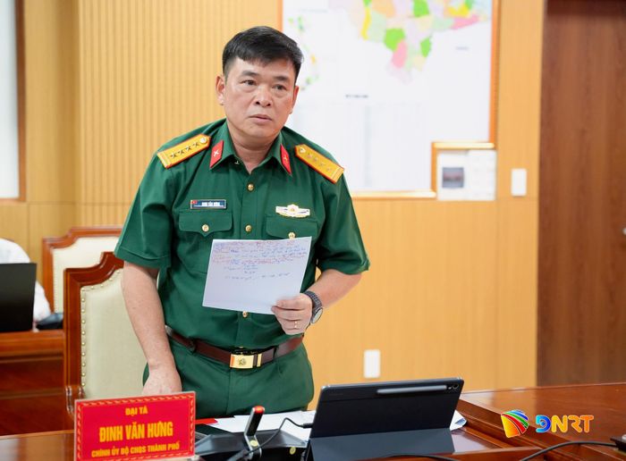 Đại tá Đinh Văn Hưng, Chính ủy Bộ Chỉ huy Quân sự thành phố phát biểu tại hội nghị. Ảnh: T.CÔNG