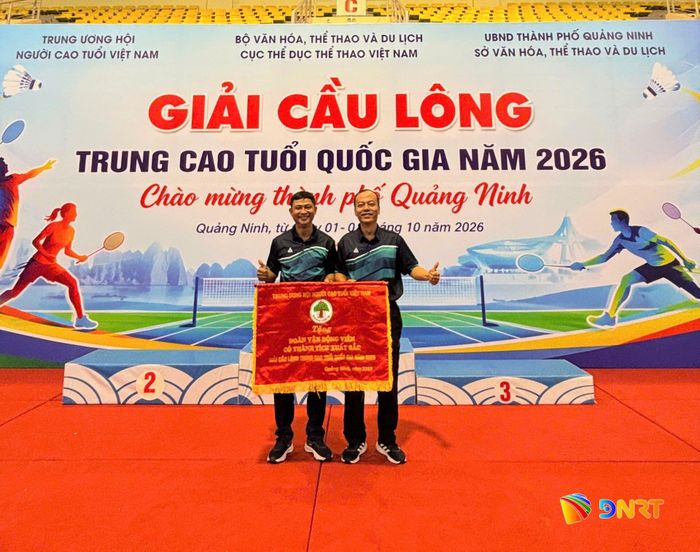 Đoàn Đà Nẵng nhận cờ thi đấu đạt thành tích xuất sắc do Trung ương Hội Người cao tuổi Việt Nam trao tặng. Ảnh do nhân vật cung cấp