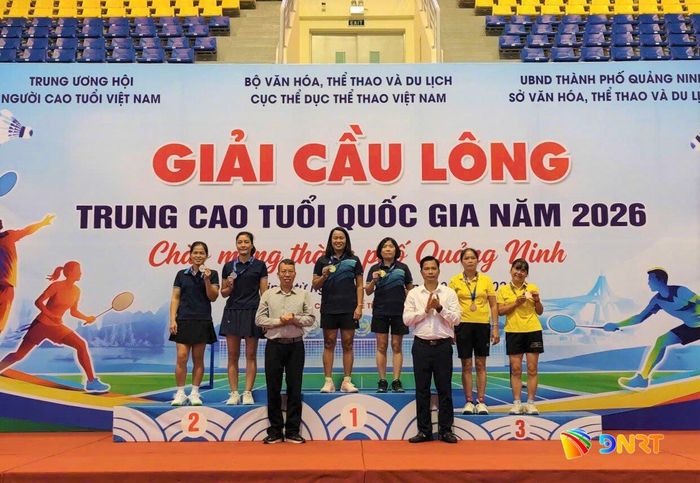 Vận động viên đoàn Đà Nẵng (bục số 1) giành Huy chương Vàng nội dung đôi nữ 41 - 45 tuổi. Ảnh do nhân vật cung cấp