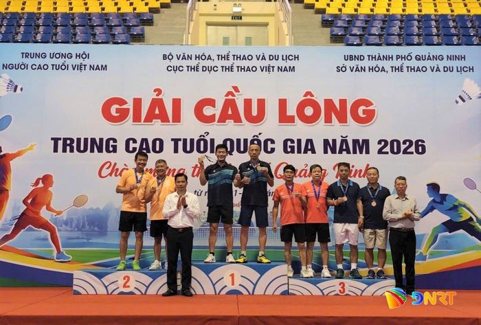 Vận động viên đoàn Đà Nẵng (bục số 1) giành Huy chương Vàng nội dung đôi nam 51 - 55 tuổi. Ảnh do nhân vật cung cấp