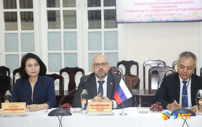Ông Igor Baiazov, tân Tổng Lãnh sự Liên bang Nga tại Đà Nẵng (giữa) trao đổi tại buổi tiếp. Ảnh: ĐẮC MẠNH