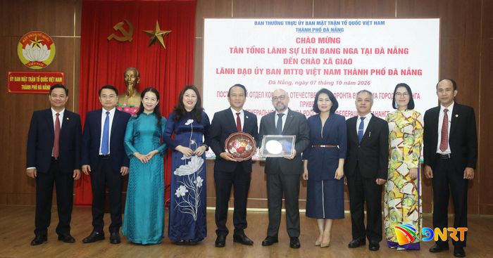 Các đại biểu chụp hình lưu niệm. Ảnh: ĐẮC MẠNH