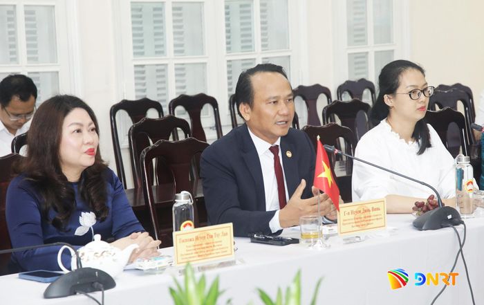 Phó Bí thư Thành ủy, Chủ tịch Ủy ban MTTQ Việt Nam thành phố Nguyễn Đình Vĩnh (giữa) trao đổi tại buổi tiếp tân Tổng Lãnh sự Liên bang Nga. Ảnh: ĐẮC MẠNH