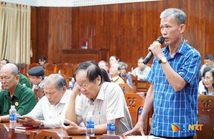 Người dân phát biểu tại buổi đối thoại. Ảnh: N.ĐOAN