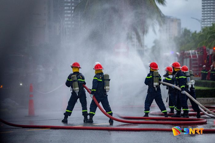 Tình huống giả định nổ khí gas tại khu vực bếp phụ nhà hàng tầng 3 khách sạn Wyndham Soleil Đà Nẵng, gây cháy và phát sinh khói, khí độc lan rộng. Ảnh: BẢO LÂM