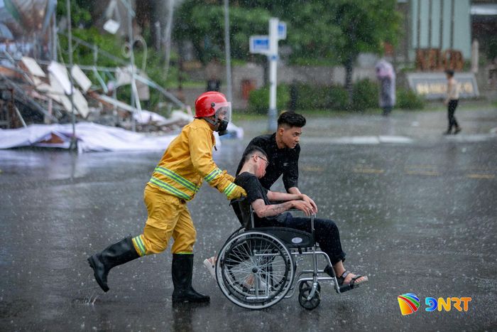Triển khai nhiều phương án cứu người giữa mưa lớn. Ảnh: BẢO LÂM