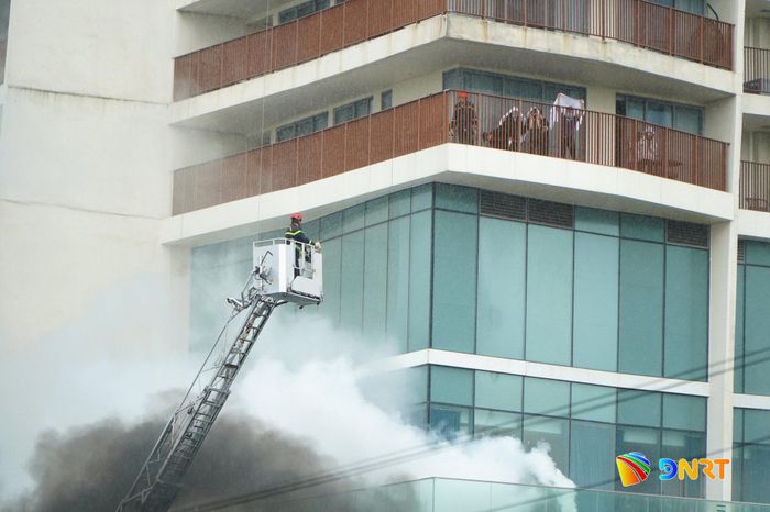 Thực tập đưa người bị nạn ra khỏi nhà cao tầng tại Khách sạn Wyndham Soleil Đà Nẵng. Ảnh: VINH ANH