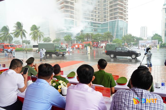Đại biểu theo dõi buổi thực tập. Ảnh: VINH ANH
