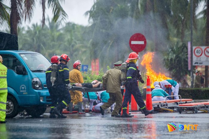 Lực lượng chức năng triển khai cứu người, sơ cứu nạn nhân, đồng thời khoanh vùng, xử lý sự cố hóa chất trên tuyến đường Võ Nguyên Giáp. Ảnh: BẢO LÂM