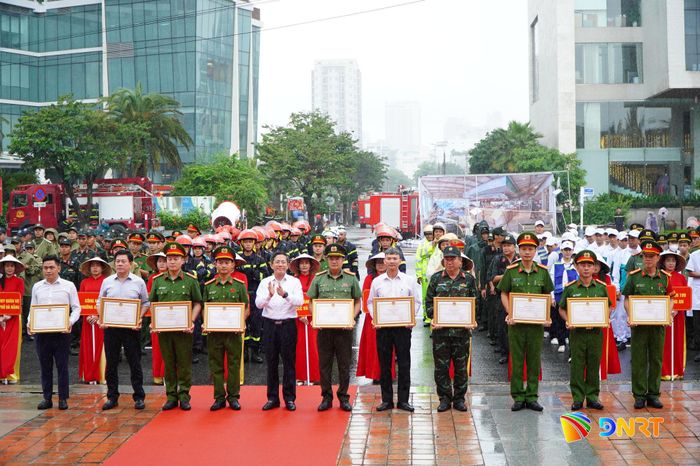 Phó Chủ tịch UBND thành phố Trần Nam Hưng trao Bằng khen của Chủ tịch UBND thành phố cho các tập thể, cá nhân. Ảnh: VINH ANH