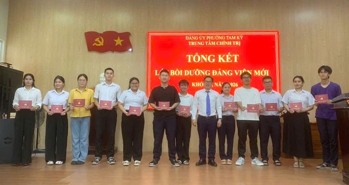 Trao giấy chứng nhận cho đảng viên mới.