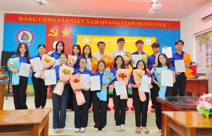 Học sinh Trường THPT Trần Cao Vân được kết nạp vào Đảng.