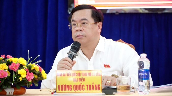Đại biểu Quốc hội Vương Quốc Thắng tiếp thu các kiến nghị của cử tri. Ảnh: BNƯỚCH BỨC